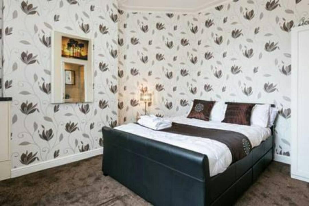 Knutsford House Holidays Манчестър Екстериор снимка