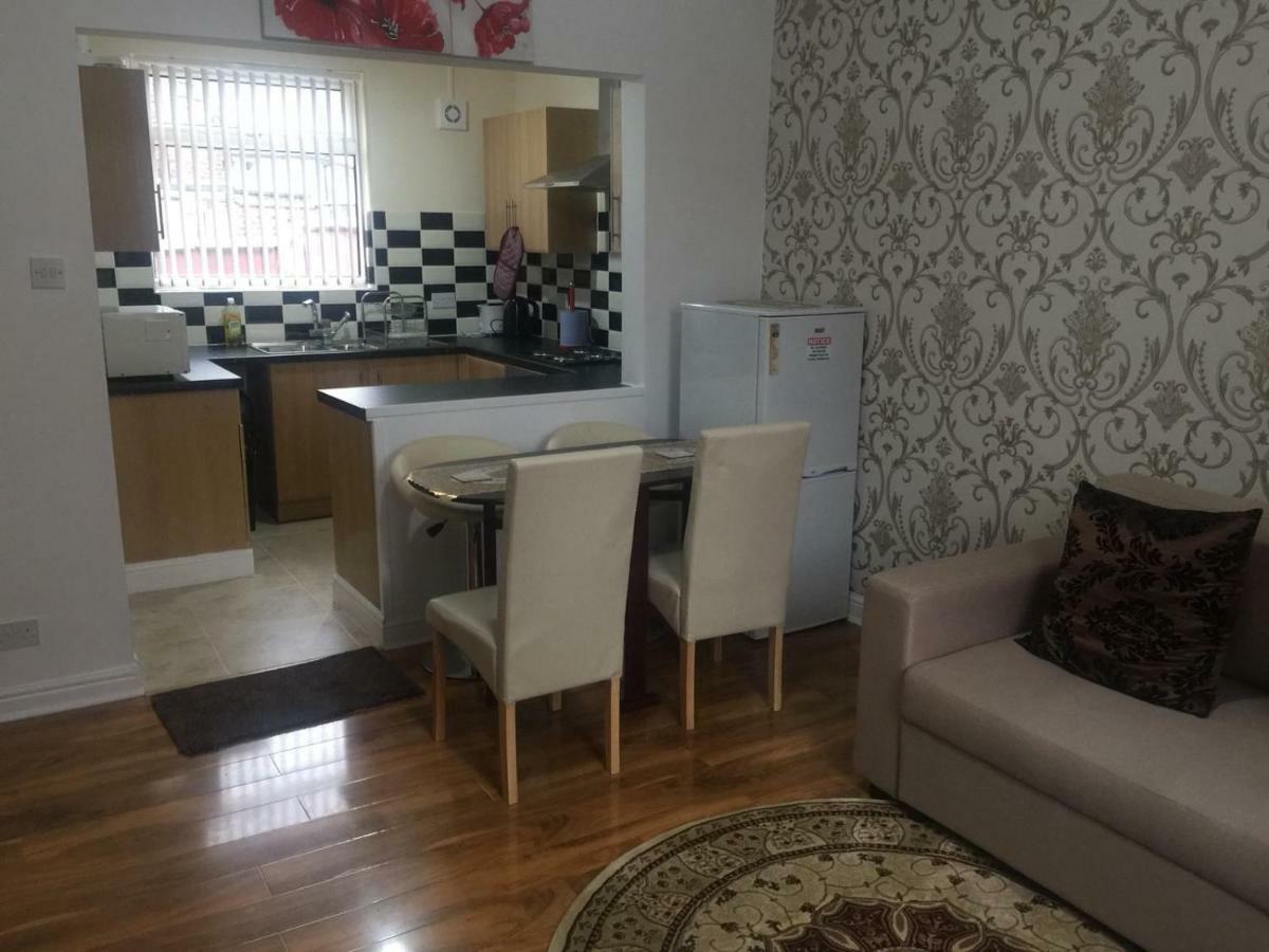 Knutsford House Holidays Манчестър Екстериор снимка